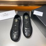 编码：Ys003343 Prada 普拉达 男士新款皮革运动休闲男鞋 这款精致的运动鞋线条流畅，将运动活力与极简线条融为一体，表现当代魅力。选用小牛皮皮革材质打