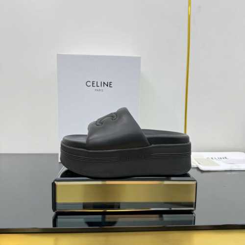跑量价 赛琳 Celine 2025春夏新款凯旋门厚底沙滩拖鞋上新鞋面采用原版定制全粒面羊皮鞋身带有品牌元素压花图案 面料：全粒面羊皮 内里：羊皮 Size：3