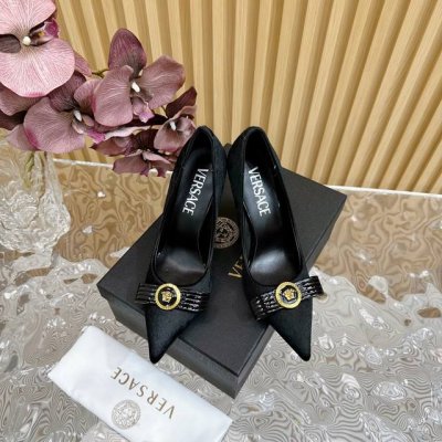 Versace范思哲 GIANNI RIBBON 美杜莎蝴蝶结高跟单鞋 正面饰有 Medusa 蝴蝶结，采用经典的'nastro Gianni'缝线 _____
