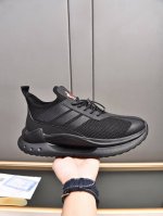 Moncler蒙口男士户外系带运动鞋 具有舒适防滑性能 专为户外跑步或都市漫步而设 兼备创新 功能性与图形细节于一体 从高山氛围汲取灵感 诠释潮流时尚 多种原版