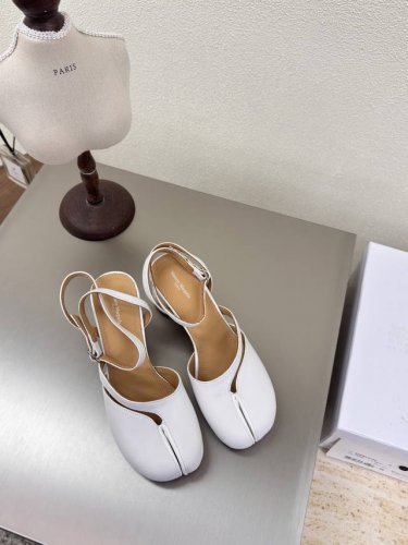 圆跟包头 分趾 后空鞋 Mm6 Maison Margiela 白色 小牛皮 大热时尚风格 白色 Mm6 Maison Margiela的实验性从功能主义的解构