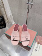 Loro Piana 25春夏Lp顶级版本英伦宝石吊坠夹脚平底拖鞋凉鞋 原来这就是传说走两万步都不会累脚的夹脚凉鞋把颜值和脚感都拿捏住了，上脚一走就会被彻底沦陷