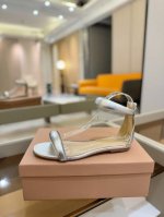 价格P： 吉安维托 罗西 Gianvito Rossi 轻松移动。这款时尚高跟凉鞋 秉承了其传统意大利工艺，专注精巧细节，打造优雅女人味，每一双吉安维托 罗西