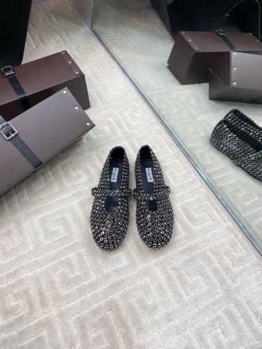 出厂440 #阿莱亚经典芭蕾舞鞋 以芭蕾的灵动意韵融于日常，以现代笔触刻画舞鞋经典轮廓！ 黑色钻饰皮质款芭蕾舞鞋，从经典日式鞋履汲取灵感，Bling水钻点缀于鞋