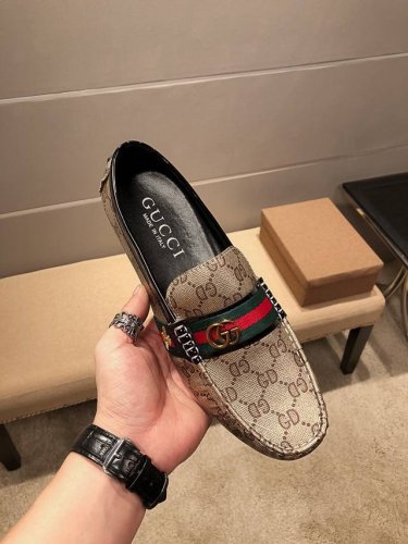 实价 品牌古奇 英文名Gucci 官网同步此款是四季巴黎时装周走秀款 惊世骇俗 古奇不一样的感觉 自然不失高雅 [爱情] 鞋面采用头层进口意大利牛皮 头层羊皮内