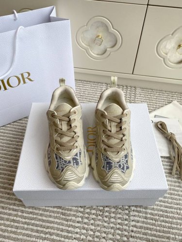 新色 Dio 官网主推新品 Dior Vibe 3D老花运动鞋 顶级品质 这款 Dior Vibe 运动鞋融入 Dior 的高订精神，重新诠释经典跑鞋。搭配深蓝