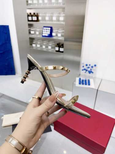 Valentino专柜新品给大家推荐一款 网红街拍都爱搭配的腔调单品哦~ 跟着时尚达人的步伐来走准没错！搭配上简单或时尚款的衣服穿，鞋面镂空设计搭配V家经典铆钉
