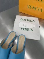 Bottega Venet*22*S葆蝶家方头㊣一字拖 深蓝 春夏大肆式主打 延伸鞋底超过脚长 原版开发 像一把“铲子” 有棱有角 定染彩色小羊皮鞋面 力求配色