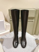 长靴 Dio r s new arrival～迪奥秋冬百搭爆款新品 高跟长靴代购级 经典圆头造型，鞋跟细节相呼应！ 后帮立体，细节满满！鞋面高密度车线工艺，专柜