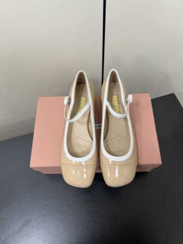 Miu Miu 缪缪 2025早春新品钮扣粗跟玛丽珍专柜主打最新走秀款 蝴蝶结复古玛丽珍粗跟单鞋火爆上新！ 缪家高货 顶级工艺打造精品质感 无敌舒适 绝对是一见