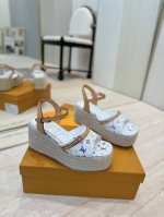 出厂价pp： Lv 路易威登 25春夏新款 顶级版本原版一致 专柜主打最新款 Lv X Tm村上隆联名款麻绳坡跟凉鞋 硬货上新 代购级别！高级感十足！国内外博主