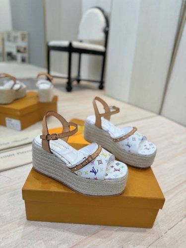 出厂价pp： Lv 路易威登 25春夏新款 顶级版本原版一致 专柜主打最新款 Lv X Tm村上隆联名款麻绳坡跟凉鞋 硬货上新 代购级别！高级感十足！国内外博主