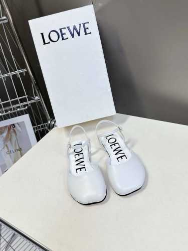 罗意威Loewe2025春夏最新款时装凉鞋 今年超火的品牌 好多明星网红时尚博主种草 喜欢这种风格的小仙女必须要入手哦 鞋面采用进口小牛皮 内里混种羊皮 皮料细