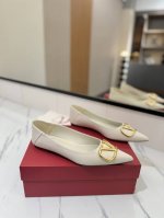 出厂价： Valentino 华伦天奴推出全新平底单鞋系列，一鞋2穿上脚非常修脚型 重点是很好非常好驾驭 不磨脚不累脚 行走神器！ 金属VLOGO钻扣元素，满满