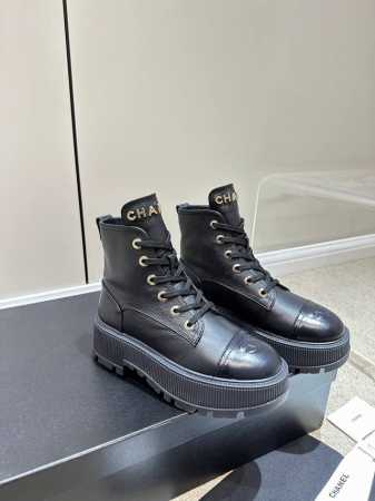 2024ss chanel 荔枝纹机车靴 香奶奶新品机车靴 进口荔枝纹小牛皮 肉眼可见的天然动物皮革的质感 鞋头撞色设计、3D刺绣双C logo立体饱满，搭配C - 点击图像关闭