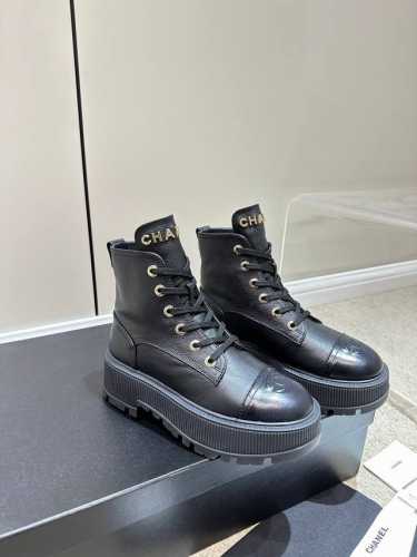2024ss chanel 荔枝纹机车靴 香奶奶新品机车靴 进口荔枝纹小牛皮 肉眼可见的天然动物皮革的质感 鞋头撞色设计、3D刺绣双C logo立体饱满，搭配C
