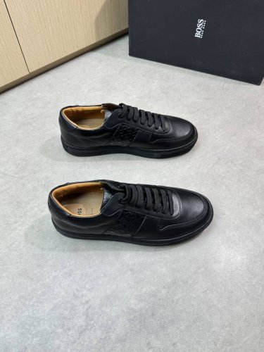 Boss 博思 -高端品质 原单休闲运动板鞋 -鞋面：纳帕小牛皮.空压品牌图腾、鞋身.后跟；空压品牌Logo -内里：水染牛皮 -大底：超轻Tpr 橡胶；成型大