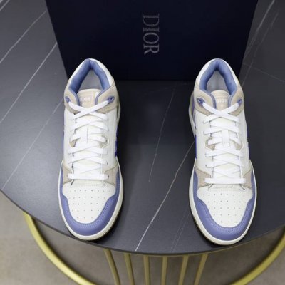 出厂价： Dior 情侣 B57 中底帮运动鞋 是二零二四春季男装系列新品，重新诠释篮球鞋设计，成为 典单品。采用黑色和白色光滑牛皮革精心制作，侧面饰以米色和黑