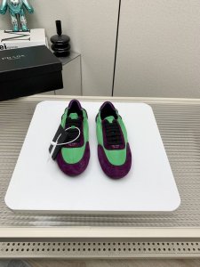 出厂 高版本 Prada 普拉达 25 早春 走秀 休闲 阿甘 德训鞋 出镜率很高的就是这款德训鞋 外形是像芭蕾舞鞋一样的跑鞋，柔软的皮质加上Prada 专属尼