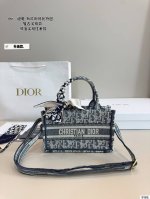配礼盒. 迪奥Dior Mini刺绣托特包 让人欲罢不能的复古高级感！ Dior Tote太百搭啦～ 重工刺绣 实物非常有质感 看不腻的美貌儿～ 大小刚刚好没有