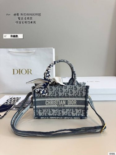 配礼盒. 迪奥Dior Mini刺绣托特包 让人欲罢不能的复古高级感！ Dior Tote太百搭啦～ 重工刺绣 实物非常有质感 看不腻的美貌儿～ 大小刚刚好没有