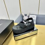 出厂价 Chanel 25S小香春夏新款火爆厚底休闲凉鞋 非常火爆 非常难买的一款鞋全网最火的厚底凉鞋 可想而知小香控不可错过的 颜值与舒适并存的 简约百搭厚底