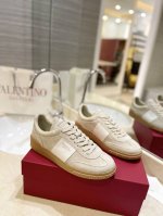 出厂男女同 Valentino专柜同步新款德训鞋低帮休闲运动鞋 专业高端，完美复刻，品质一流！ 全部采用原版1:1材料制作，独家开模！ 面料高丝光牛猄 Tpu材