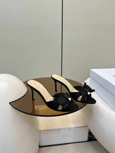 顶级原单 配飞机盒 dior 迪奥 新品蝴蝶结Cd珍珠扣高跟凉鞋 拖鞋 新品珍珠扣高跟凉鞋 性感且时髦 蝴蝶结上加了Cd细节的珍珠设计精致 必备款舒适感真的极极