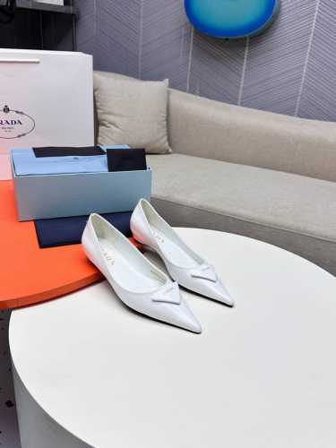 PRADA 普拉达 早春 方头三角皮扣单鞋系列2025s普拉达春夏新品， 顶级版本 实力来袭，少女必备 走秀款女鞋 尖头粗跟专柜走秀款！ 出厂价 _______