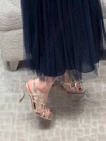 出厂价皮底 ，橡胶 超级仙的Dior,新款高跟鞋 9.5厘米 ，每个女生衣橱都应该必备一双高跟鞋，采用金色和黑色皮面绒面，五金饰扣点缀以精美的饰带，别具一格。搭