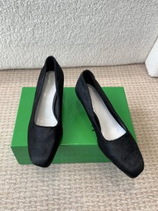 Bottega Veneta 25ss 新款BV 马毛 矮跟 单鞋系列单品优雅材质运用在鞋履上知性优雅干练，满满的高级感小方头设计美美哒 舒适高端 让出行更舒适