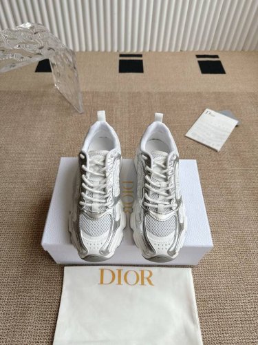 Dior 迪奥Dior Vibe 运动鞋 迪家新款花色官网同步更新啦 这款 Dior Vibe 运动鞋融入 Dior 的高订精神 重新诠释经典跑鞋 白色网眼织物