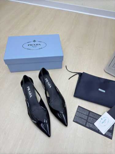 经典单鞋系列 Prada 简约设计 搭配三角标 Logo 的设计和简约的线条 很有格调 简单纯粹得色调 原版开模 舒适炸街 黑色小牛开边珠Logo 擦色工艺 引