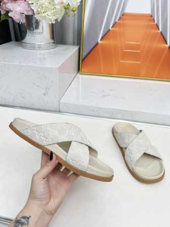 Gucci2025新款女式大号 Gg 防水台拖鞋 作为品牌的标志性标志，徽标以全新且出人意料的方式丰富了设计。每个标识的背后都蕴藏着品牌的传统和价值，是一种可以 - 点击图像关闭