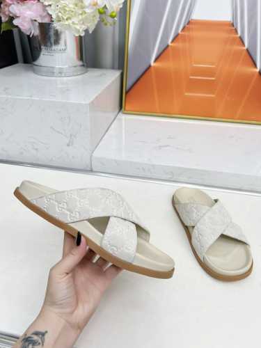 Gucci2025新款女式大号 Gg 防水台拖鞋 作为品牌的标志性标志，徽标以全新且出人意料的方式丰富了设计。每个标识的背后都蕴藏着品牌的传统和价值，是一种可以