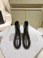 短 短链条 长 长链条 CHANE 小香家亮皮刺绣logo长靴上新 完全原版一比一复刻打造 版型超级正 最新时尚的设计 火遍全网的靴子，上脚又酷又时髦 靴筒处独
