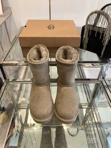 UGG经典系列全新升级厚底雪地靴 check 你的随性复古棕色系look，点亮街头拿捏 潮酷不费力~厚底铅笔靴 大橘底一秒蹬厚底TAZZ秋冬装备齐活，玩不一样的