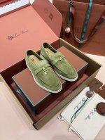 茶室 认准Lp诺悠翩雅顶级公司货 Loro Piana 女鞋 Lp经典半拖，舒适休闲的软皮平地鞋，采用柔软的无衬里绒面牛皮革制作，浅色橡胶鞋底，是Loro Pi