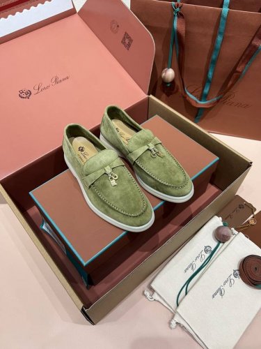 茶室 认准Lp诺悠翩雅顶级公司货 Loro Piana 女鞋 Lp经典半拖，舒适休闲的软皮平地鞋，采用柔软的无衬里绒面牛皮革制作，浅色橡胶鞋底，是Loro Pi