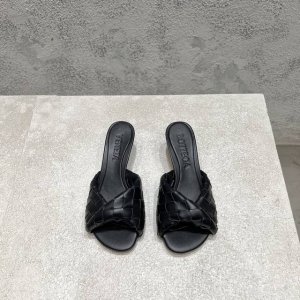 bottega Venet* 最新最经典猫跟凉鞋！扭结编织饰带 Ins&小红书巨多网红明星上身！上脚超性感！真的太美了！这款编织的鞋面超有高级感！高级穿着又仙女