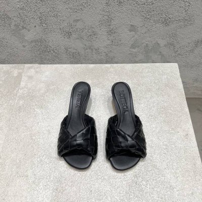 bottega Venet* 最新最经典猫跟凉鞋！扭结编织饰带 Ins&小红书巨多网红明星上身！上脚超性感！真的太美了！这款编织的鞋面超有高级感！高级穿着又仙女