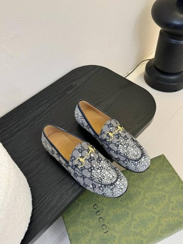 Gucci 古驰顶级品质面料：牛皮 牛皮压字母 字母材料点钻内里／垫脚:羊皮里大底：原版意大利真皮底码数：35-42 40.41.42定做不退换 包装：专柜全套