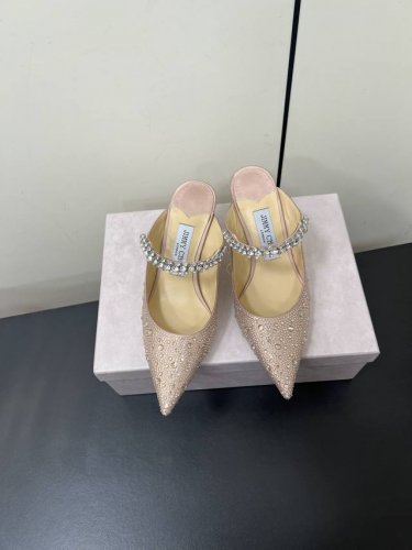 Jimmy Choo 吉米周经典钻石链条 尖头高跟拖鞋水晶鞋 超绝的水晶鞋 美到移不开视线 鞋型做的非常秀气 不会过分窄长，内部空间很足 让脚趾能足够的放松，水