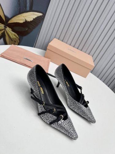 工厂 新款新品 Miu Miu 全新超美装饰搭配,时尚淑女气质十足 双色拼接 又不乏美艳色彩,外侧附带弹力象巾 上脚非常方便意大利引进的原版楦头是最新楦 出来形