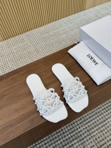 橙子出厂价p loewe 罗意威春夏新品petal Anagram 设计感镂空平底拖鞋 休闲凉拖 度假沙滩鞋 疯狂种草简约设计感觉更干净优雅 让你念念不忘 颜色