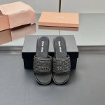 高版本 Miu Miu 2025Ss 电绣字母拖鞋 百搭时髦单品！ Miumiu平底微标凉鞋拖鞋简约大气时髦，耐看不过时.是时尚圈永不退潮的经典所在，复古的英伦