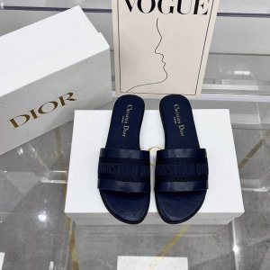 橙子出厂价 Dior 迪奥春夏新款 刺绣字母平底拖鞋 一字带拖鞋 沙滩凉拖 码数：35-42