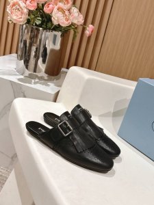 半拖 单鞋 男装10 PRADA普拉达春夏走秀款复古布洛克情侣款半拖单鞋走秀款 复古感时髦满满 随意百搭 时尚休闲 独到味道 人人都爱也轻松驾驭 每年都会爆.足