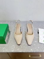 东莞货 Bottega Venet 25Ss春夏新款 小尖头 编织 凉鞋 超级重工这款Bv羊皮编织凉鞋 众多网红博主明星上身 上脚超性感 真的太美了 让人沦陷的