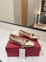 出厂价pp： Valentino华伦天奴2025Ss新款蝴蝶结玛丽珍单鞋 蝴蝶结元素甜美又减龄 让人眼前一亮 简直就是甜美酷酷的完美适配 可盐可甜 鞋面：漆皮